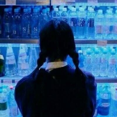 12张蓝色忧郁风女生头像 高清适配低落伤心情绪的头像素材