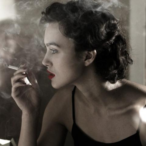 女生霸气抽烟头像合集 21张高清好看的头像素材