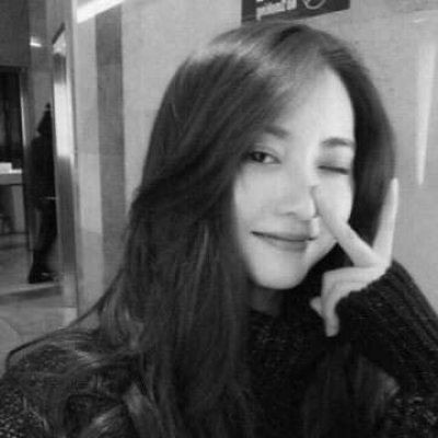 16张高清黑白冷淡风女生伤感头像