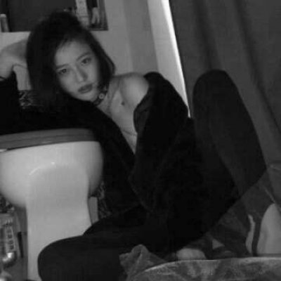 16张高清黑白冷淡风女生伤感头像