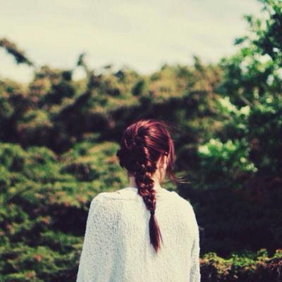 21张高清长发女生背影微信头像 氛围感拉满