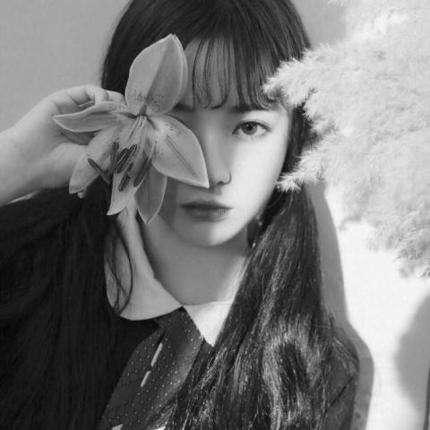 24张高清伤感意境黑白女生头像 氛围感拉满