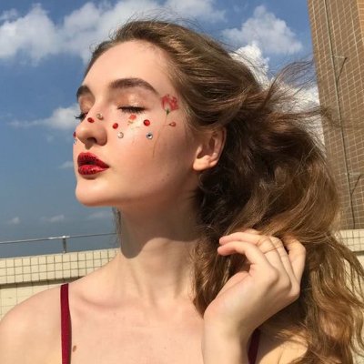 26张高清长卷发女生头像 好看的卷发美女头像合集