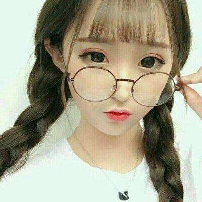 女生戴圆框透明眼镜的高冷霸气头像 8张高清图来啦