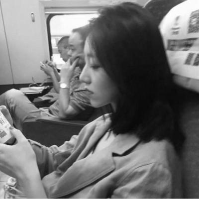 18张高清伤感高冷黑白女生头像 个性氛围感拉满