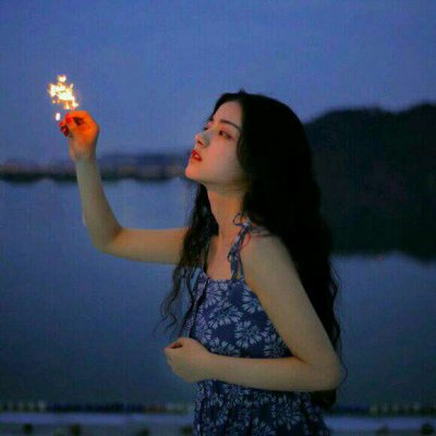 20张高清好看的女生卷发QQ头像 个性氛围感拉满