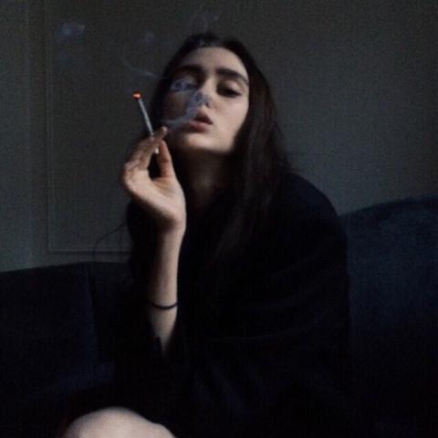 女生霸气抽烟头像合集 21张高清好看的头像素材