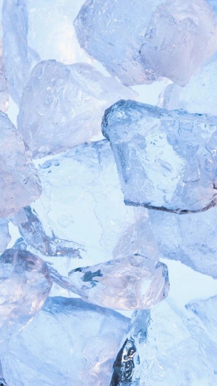 清爽感拉满！一组超适合夏天的冰块手机壁纸