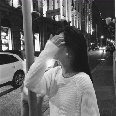 10张高清高冷孤艳黑白女生头像 适合当微信头像