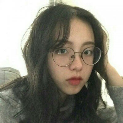 戴透明圆框眼镜的女生头像来啦！18张高清好看的眼镜控女生头像合集