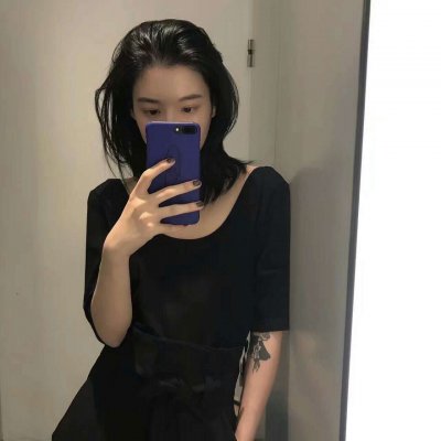 13张霸气高冷女头看手机 高清好看的女生拿手机头像合集