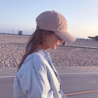 18张高清好看的女生戴帽子背影/侧脸QQ头像