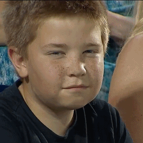 NCAA棒球赛场的超会抢镜小男孩表情包火了