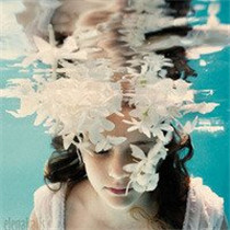 女生水中游泳头像合集！22张唯美氛围感头像直接抱走