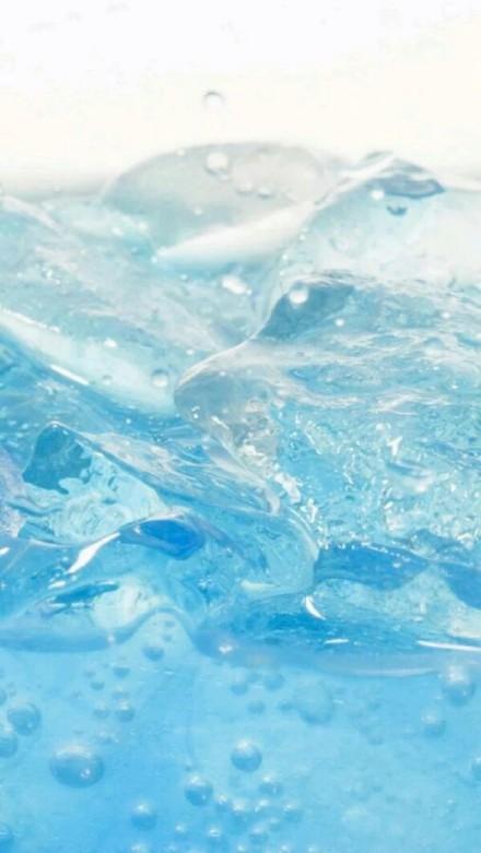 清爽感拉满！一组超适合夏天的冰块手机壁纸