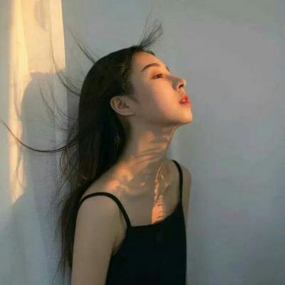 13张女生仰望天空的高清唯美头像 氛围感拉满