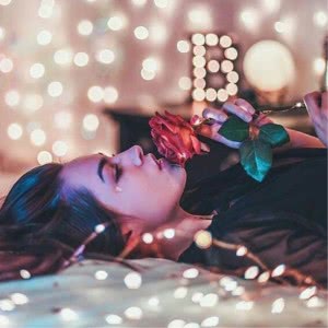 自带慵懒氛围感的小资女生头像，单张高清图来啦