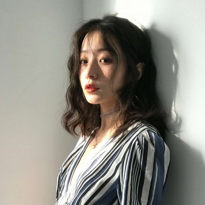 20张高清好看的女生卷发QQ头像 个性氛围感拉满