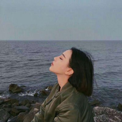 24张高清高冷霸气短发女生头像合集