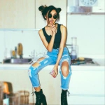 穿破洞牛仔裤的俏皮女生单张头像分享
