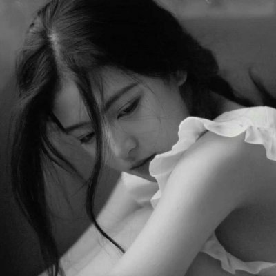 21张高清黑白伤感冷淡女生头像 自带心碎氛围感的女头合集