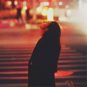 带霓虹灯背景的伤感女生头像，单张高清图
