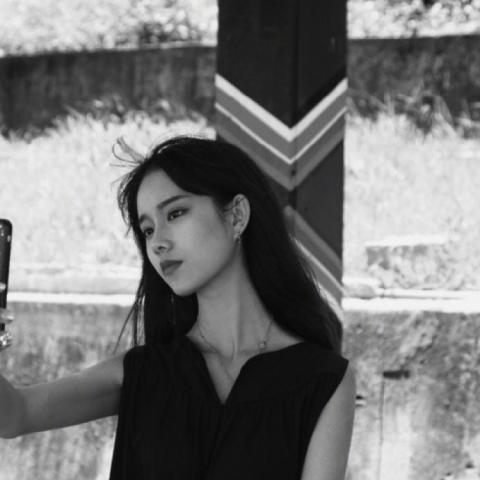 24张高清伤感意境黑白女生头像 氛围感拉满