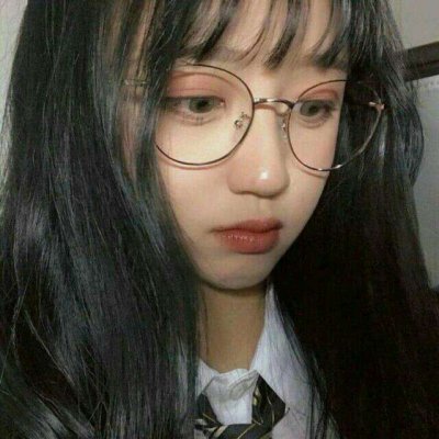 戴透明圆框眼镜的女生头像来啦！18张高清好看的眼镜控女生头像合集