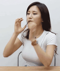 女生抬手撩头发的瞬间，真的太有氛围感了