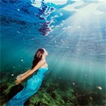 女生水中游泳头像合集！22张唯美氛围感头像直接抱走