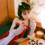 有一张下围棋的古风女生头像，快来看看