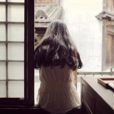 21张高清长发女生背影微信头像 氛围感拉满