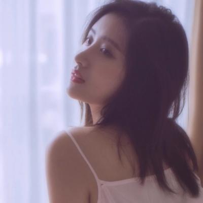 21张高清伤感冷酷女生头像 自带孤独忧郁氛围感