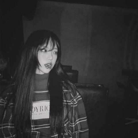 24张高清伤感意境黑白女生头像 氛围感拉满