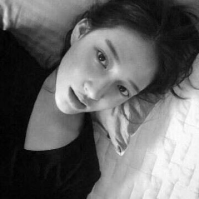 16张高清黑白冷淡风女生伤感头像