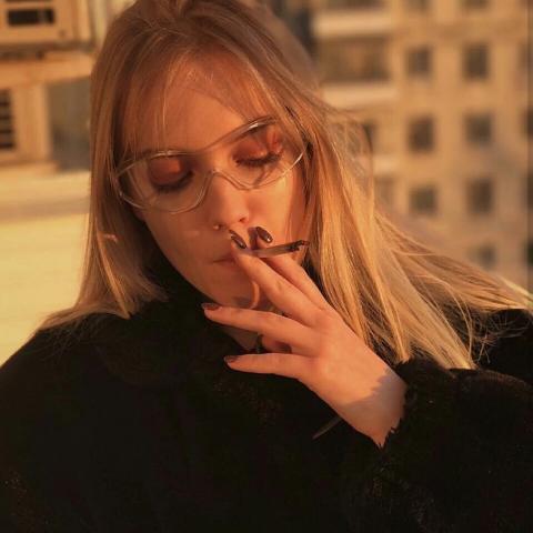 女生霸气抽烟头像合集 21张高清好看的头像素材