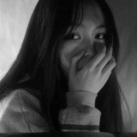 24张高冷伤感黑白女生头像 高清冷酷忧伤款合集