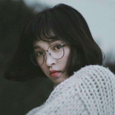 戴透明圆框眼镜的女生头像来啦！18张高清好看的眼镜控女生头像合集