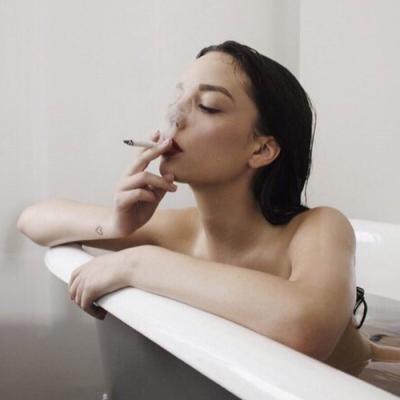女生抽烟伤感QQ头像合集 19张高清意境感拉满