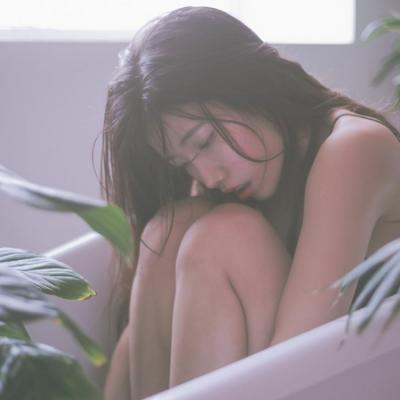 21张高清伤感冷酷女生头像 自带孤独忧郁氛围感