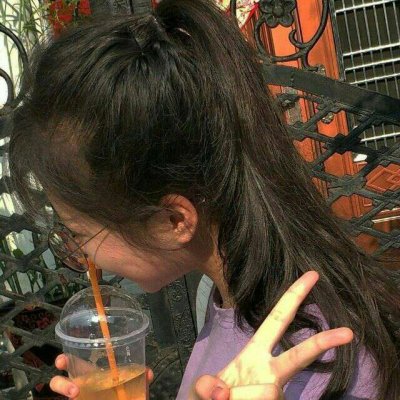 戴透明圆框眼镜的女生头像来啦！18张高清好看的眼镜控女生头像合集