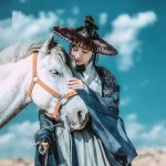 江湖感拉满！白马配古风女子的单张头像来了
