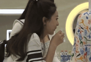 赵丽颖吃货表情包合集来了！吃包子啃萝卜的样子太真实，网友直呼这就是本人