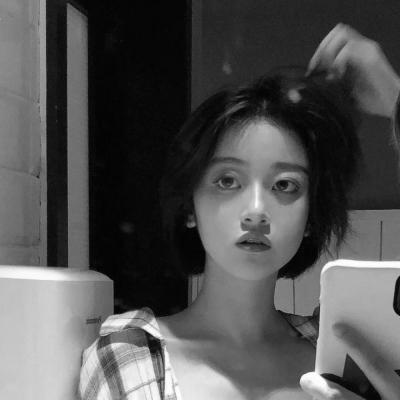 18张简约大方黑白女生微信头像 高清耐看款