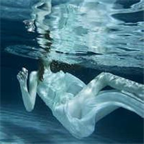 女生水中游泳头像合集！22张唯美氛围感头像直接抱走