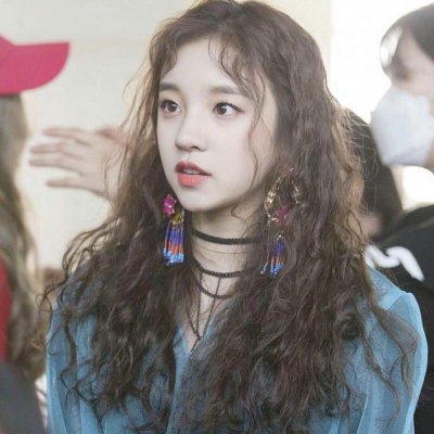 26张高清长卷发女生头像 好看的卷发美女头像合集