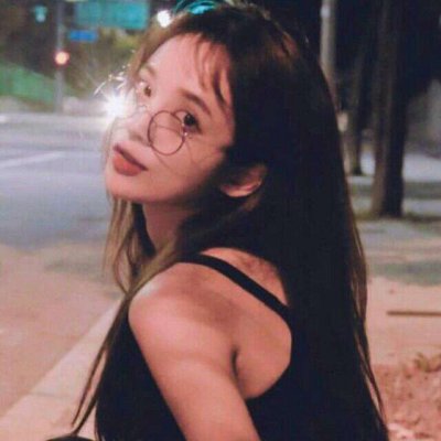 戴透明圆框眼镜的女生头像来啦！18张高清好看的眼镜控女生头像合集