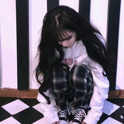 21张高清伤感冷酷女生头像 自带孤独忧郁氛围感