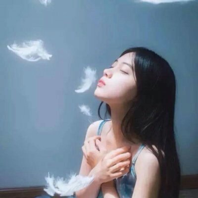13张女生仰望天空的高清唯美头像 氛围感拉满