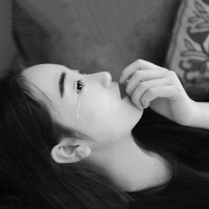 黑白流泪女生头像合集 15张高清素材上线